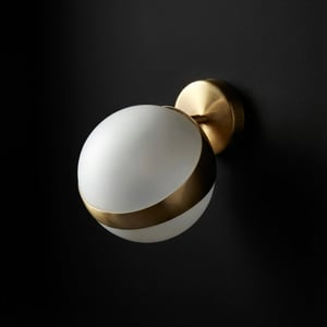 Buzz wall light in brass and frosted glass