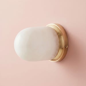 IP65 Mot wall light in brass and alabaster