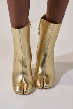 AKIRA Azalea Wang Bilha Gold Split Toe Chunky Bootie | Size 10
