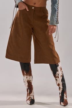 AKIRA I Know It Suede Shoes Jorts | Brown | Size XL