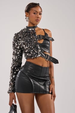 AKIRA Neo One Sleeved Buckle Top | Black | Size XL