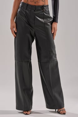 AKIRA Faux Stretchy Leather Trouser Pants | Black | Size 1X