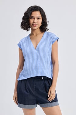Boxy V-neck Top with Fray Detail - Stylish Symmetry / 3XL