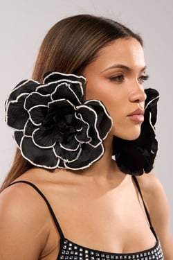 AKIRA Drama Earrings | Black
