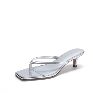 DREAM PAIRS Women   s Kitten Heel Flip Flops