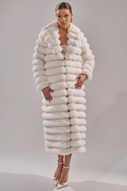 AKIRA Maxi Popcorn Faux Fur | White | Size 1X