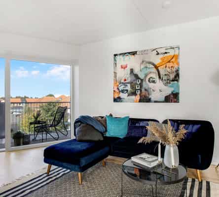 apartment God 3-vær. bolig med altan. Gulvvarme og mulighed for p plads i kælderen. Central beliggenhed. Ejendom fra 2021