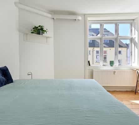 room Parværelse i charmerende stor lejlighed ved søerne