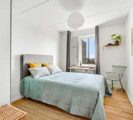 room Topetageværelse med stor terrasse og havudsigt