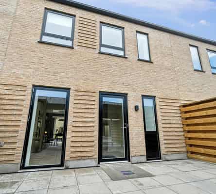 townhouse Light-filled modern terraced house in a quiet neighborhood, Gistrup