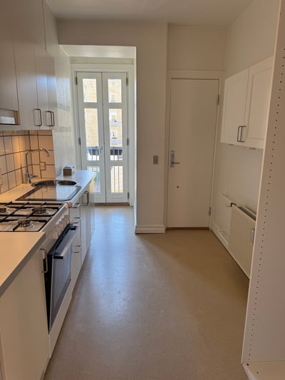 TEST TEST Lys og klassisk 3-værelses med stukdetaljer, plankegulve og stort badeværelse – 81 m2 - Stigsborg Parkvej, Nørresundby - 1