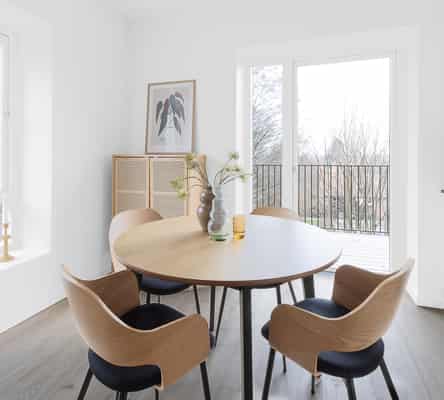 apartment Lys 2-værelses lejlighed med altan og vandudsigt