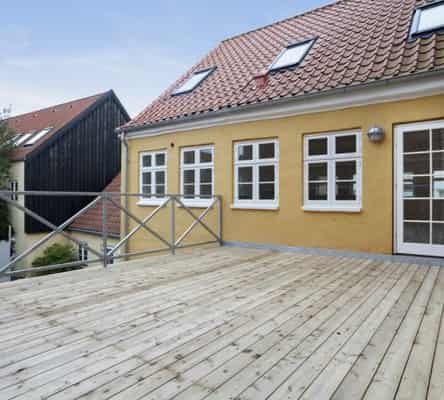apartment Nyligt istandsat 2-plans lejlighed med 31 m² tagterrasse