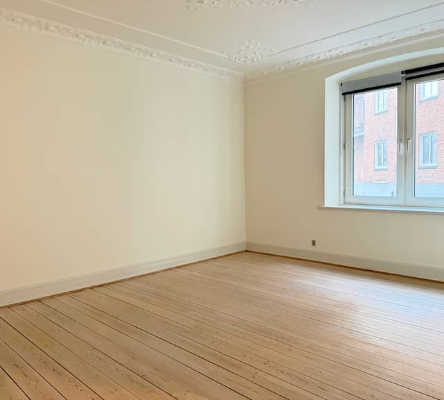 apartment Charming 4-room apartment with decorative plasterwork and elevator