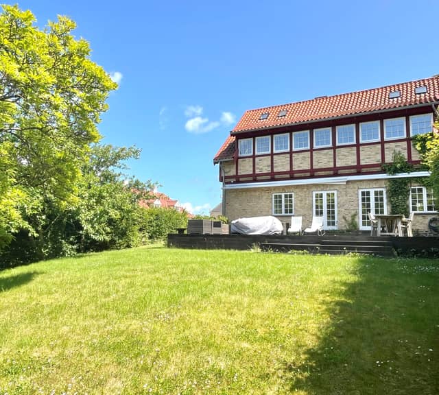 house Charmerende slotbolig med solrig have