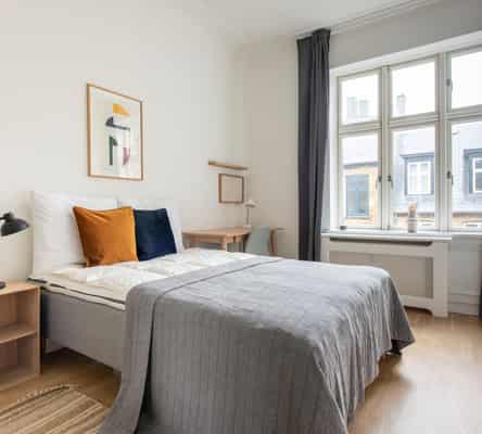 room Værelse i charmerende taglejlighed med tagterrasse