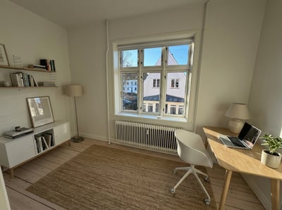 Lys og klassisk 4-værelses på 104 m2 med karnap, altan og elevator – tæt på bus og idrætsliv - Dannebrogsgade, Aalborg - 1