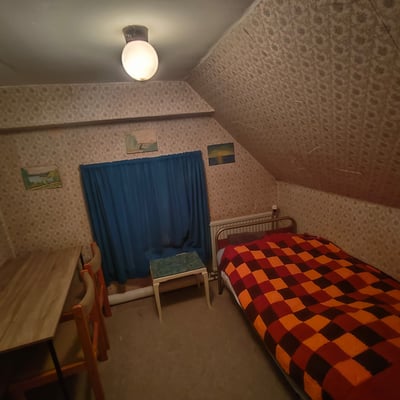 Et værelse med adgang til køkken og bad udlejes i Villa med have beliggende i Gierslev ved Høng. - Solbjergvej, Høng - 2