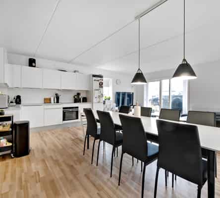 apartment Skøn 4-værelses lejlighed med terrasse nær AAU