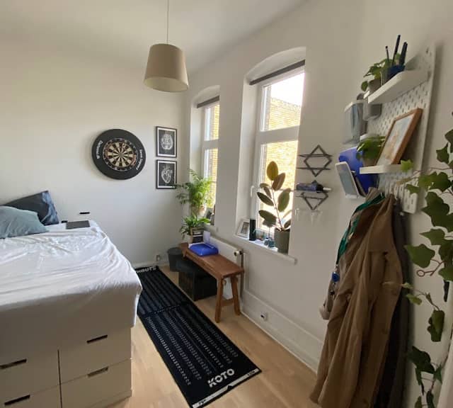 room Room in large stately apartment.Located in central Odense