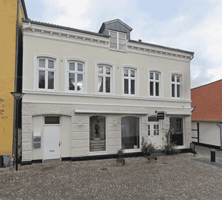 apartment Nydelig 3-værelses lejlighed med flotte detaljer. 