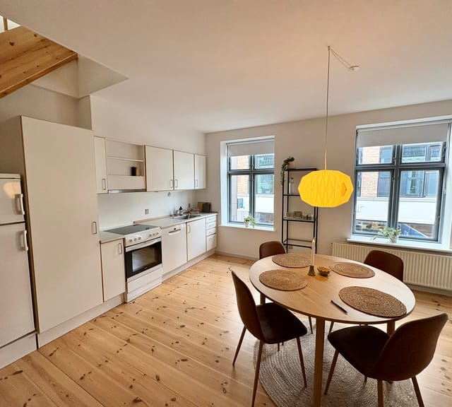 apartment Lyse og rummelige to-plans lejlighed i Aalborg centrum