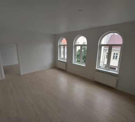 apartment Charmerende 3 værelses lejlighed 111m2 ca 100 meter fra gågaden.