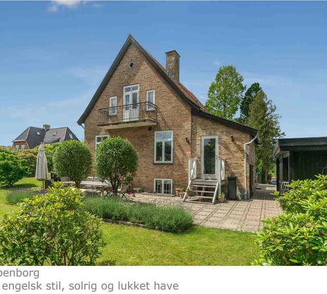 house Klampenborgvej. Tæt på Dyrehaven, Galopbanen, Klampenborg Station og Bellevué finder du denne rummel