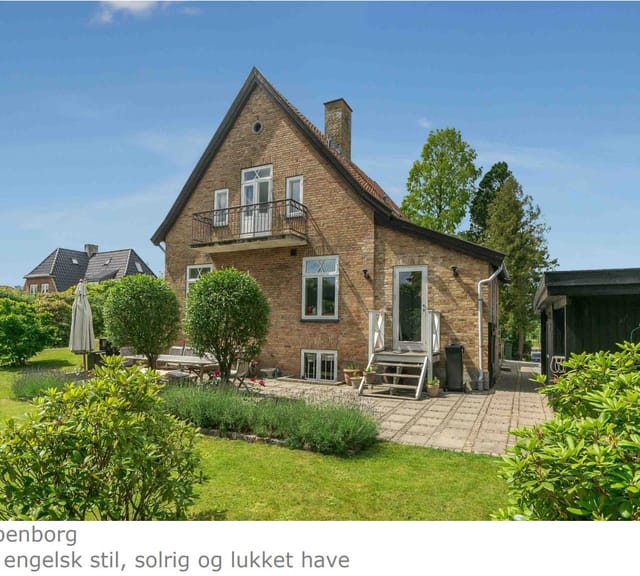 house Klampenborgvej. Tæt på Dyrehaven, Galopbanen, Klampenborg Station og Bellevué finder du denne rummel