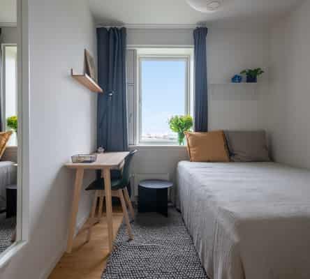room Toplejlighed med stor terrasse og havudsigt