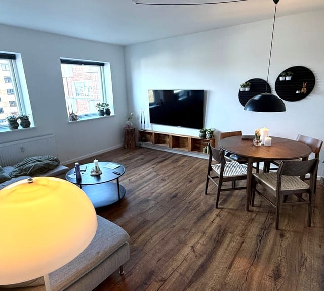 apartment Moderne lejlighed med altaner og depotrum