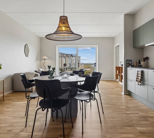 apartment Bright modern 4-room apartment with balcony