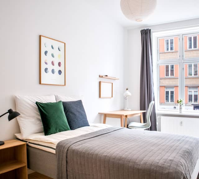 room Møbleret værelse i renoveret 7-værelses lejlighed
