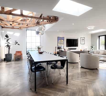 apartment Bright and spacious penthouse in the city center