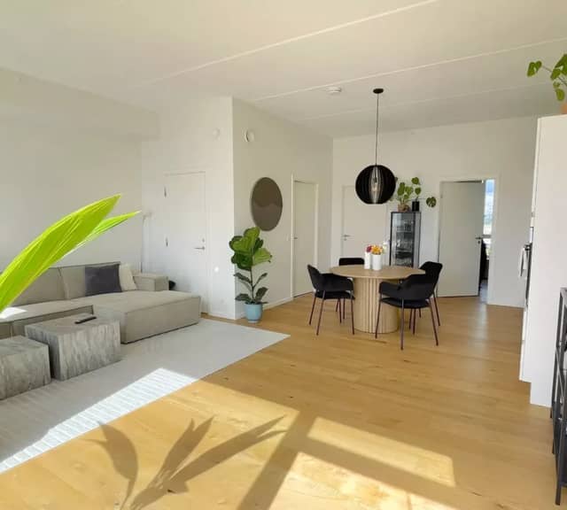 apartment Top-floor apartment with sunny south-facing balcony and park view