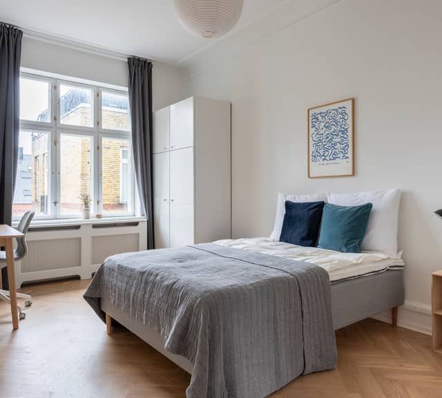 room Room for rent in central top-floor apartment with roof terrace