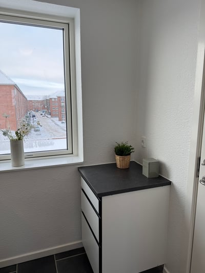 Lys 2-værelses lejlighed med vestvendt altan - Ny Kastetvej, Aalborg - 1