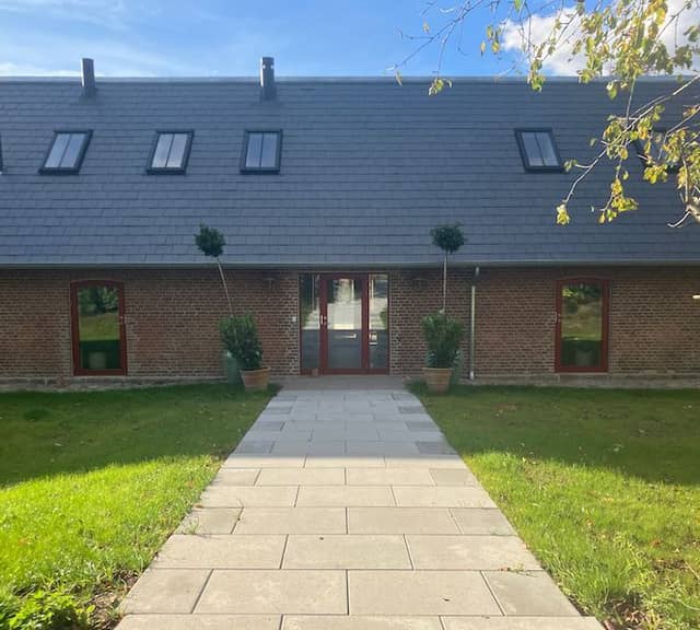 apartment Lys nyrenoveret lejlighed i 148 år gammel staldbygning