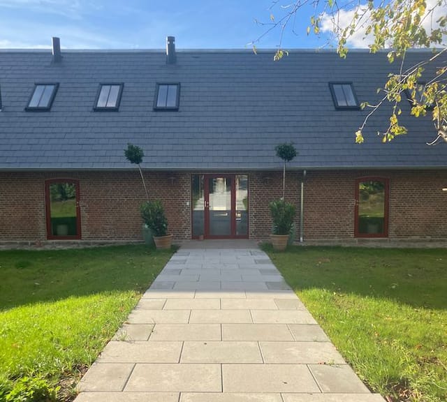 apartment Lys nyrenoveret lejlighed i 148 år gammel staldbygning