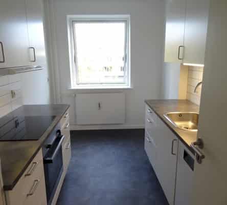 apartment Lys 3-værelses lejlighed med altan og opgraderet køkken