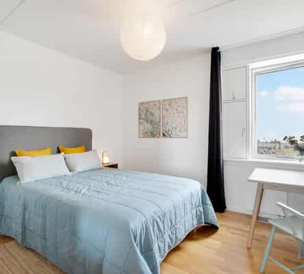 room Lys toplejlighed med stor terrasse og havudsigt