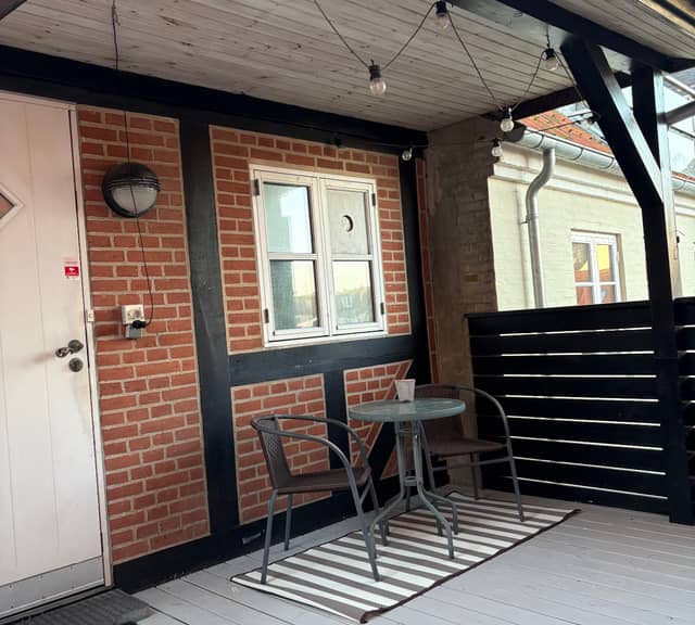 apartment Charmerende 2-værelses i hjertet af Haderslev! Egen indgang, altan og masser af lys – perfekt beligg