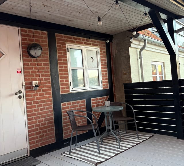 apartment Charming 2-room apartment in the heart of Haderslev! Private entrance, balcony and plenty of light – perfect locat
