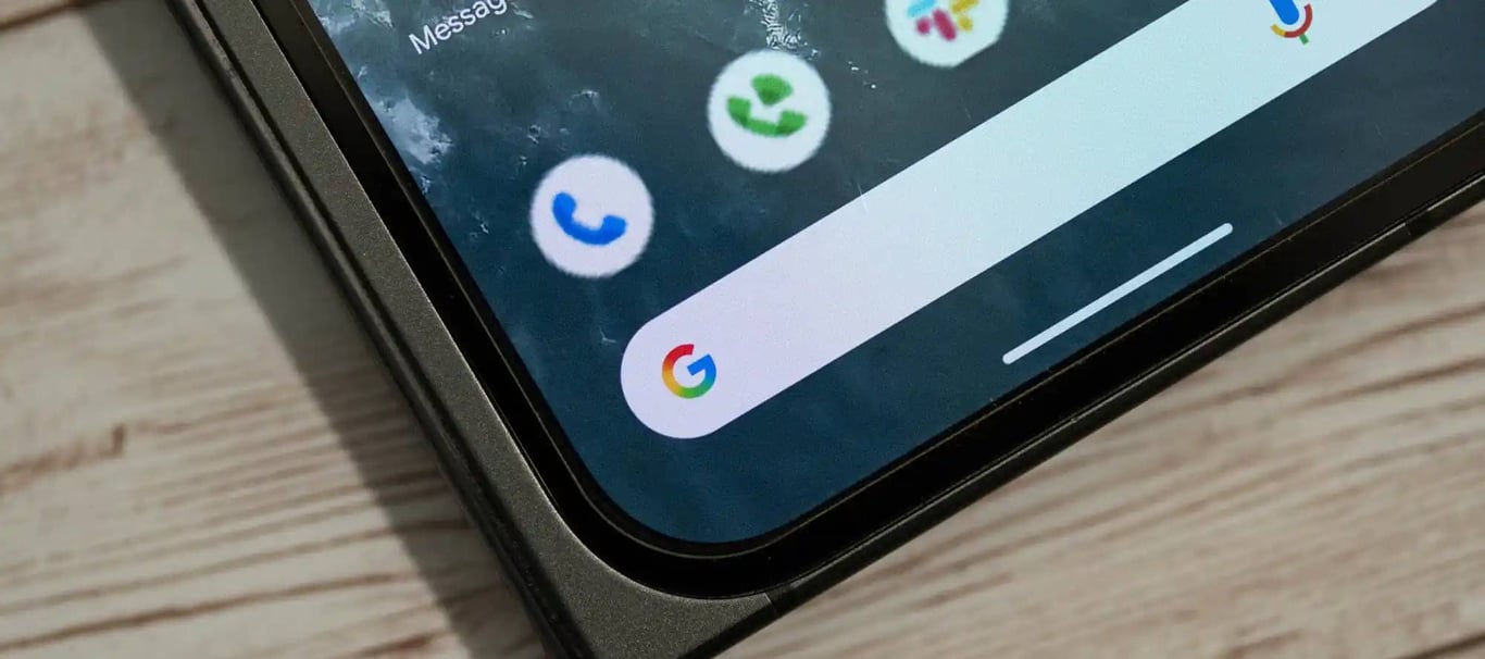 TechDogs-"An Image Showing New Google “G” Logo On An Android Phone"