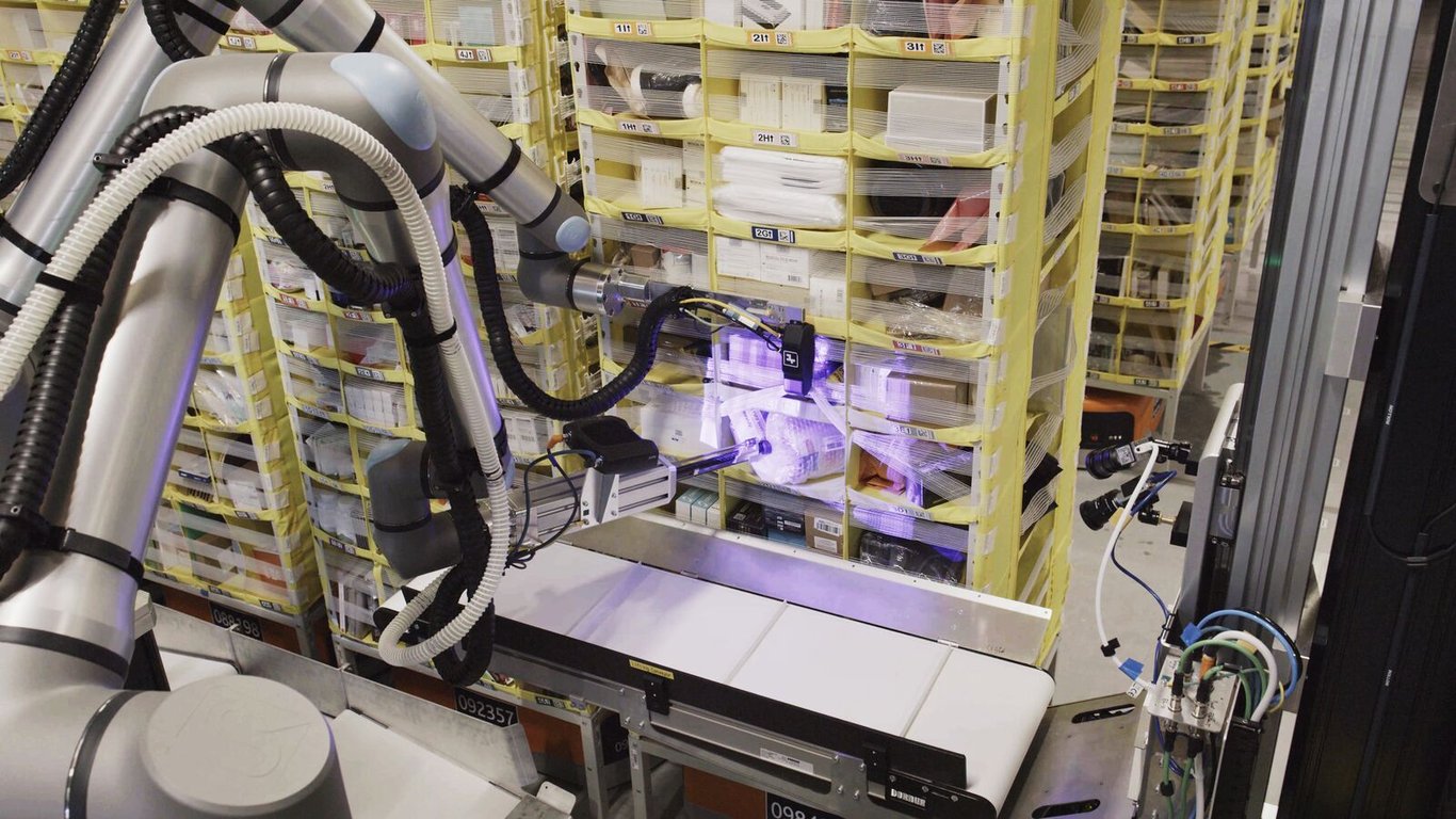 TechDogs-"Amazon’s Vulcan Robot Using Vision and Tactile Sensors to Pick Items from Warehouse Shelves"