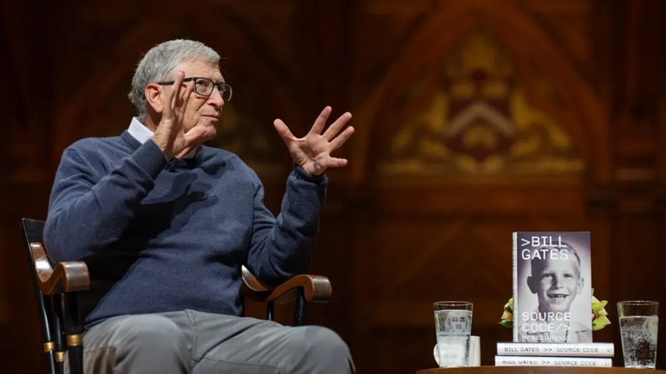 TechDogs-"An Image Of Bill Gates At Harvard University Talking About AI And His Memoir"