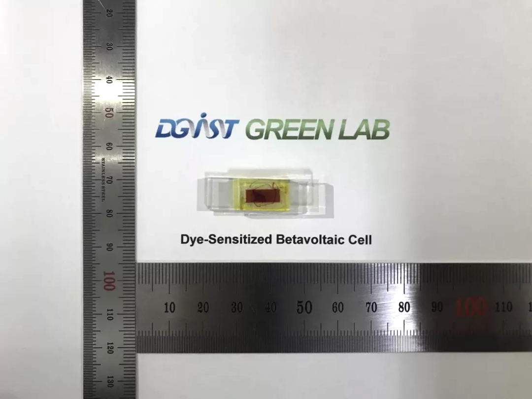 TechDogs-"An Image Representing A Small Dye-Sensitized Betavoltaic Cell With Radiocarbon On The Cathode And Anode"