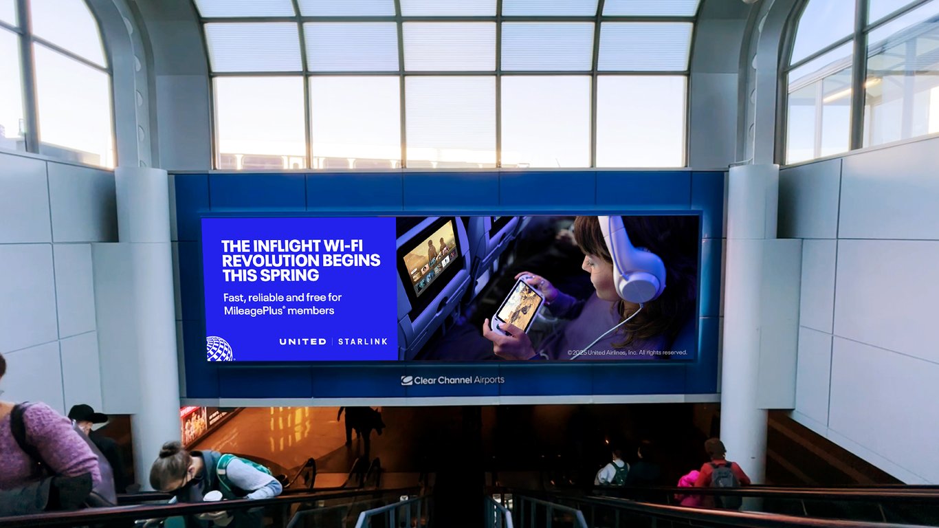 TechDogs-"A Representative Image Depicting The United Airlines And Starlink Partnership For In-flight Internet Connectivity"