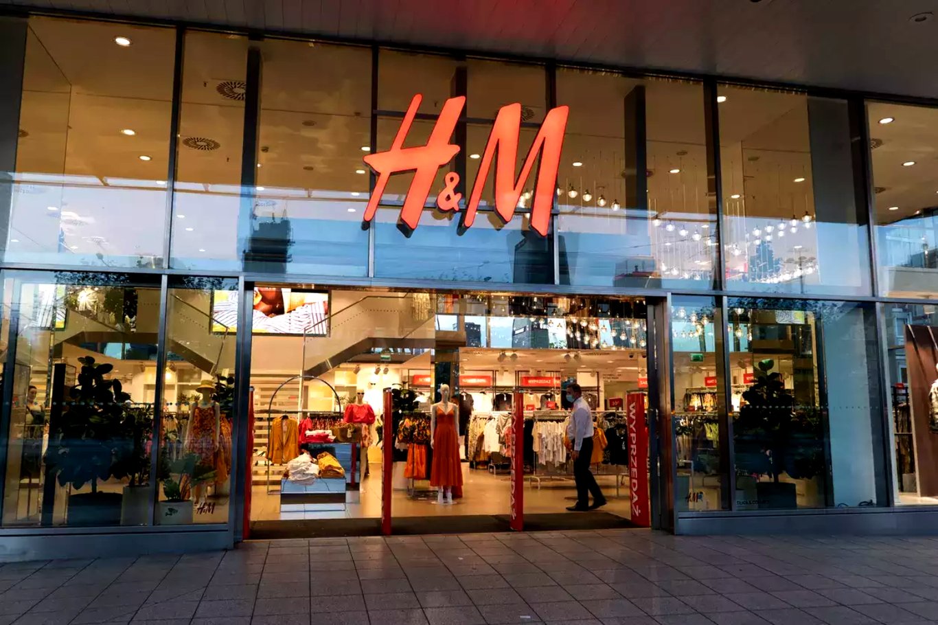 TechDogs-"An Image Of An H&M Store"