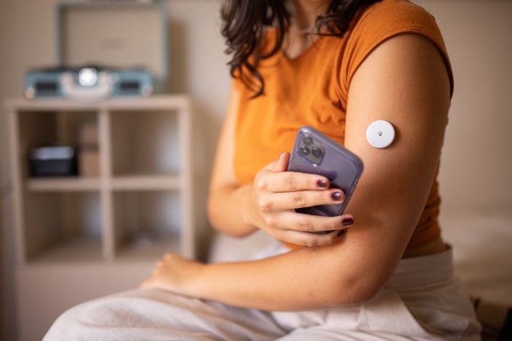 techDogs-"Wearable Glucose Monitoring Devices"-"An Image Showing Wearable Glucose Monitor"